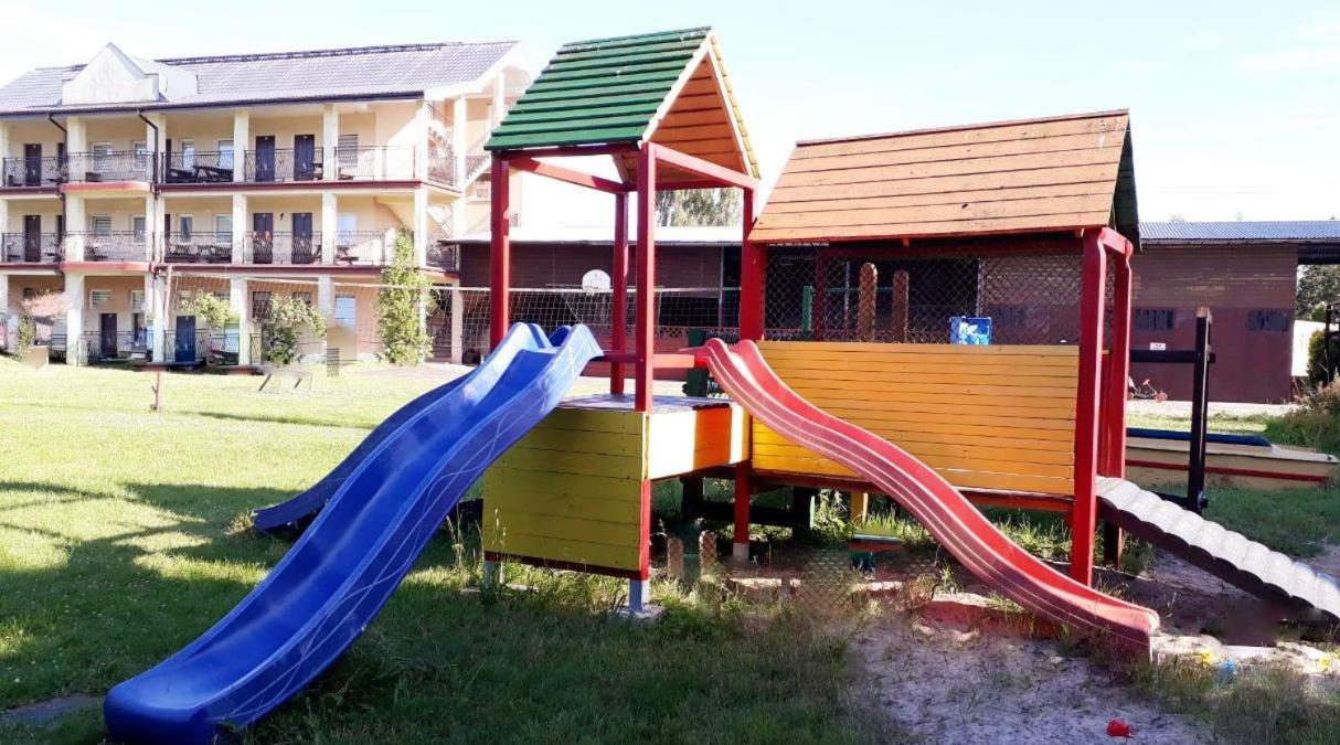 Ow Wilk - Pokoje I Domki Z Aneksami Kuchennymi, Parking, Plac Zabaw Łeba Exteriör bild