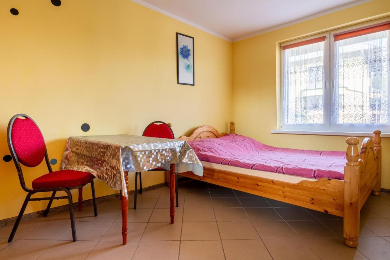 Ow Wilk - Pokoje I Domki Z Aneksami Kuchennymi, Parking, Plac Zabaw Łeba Exteriör bild